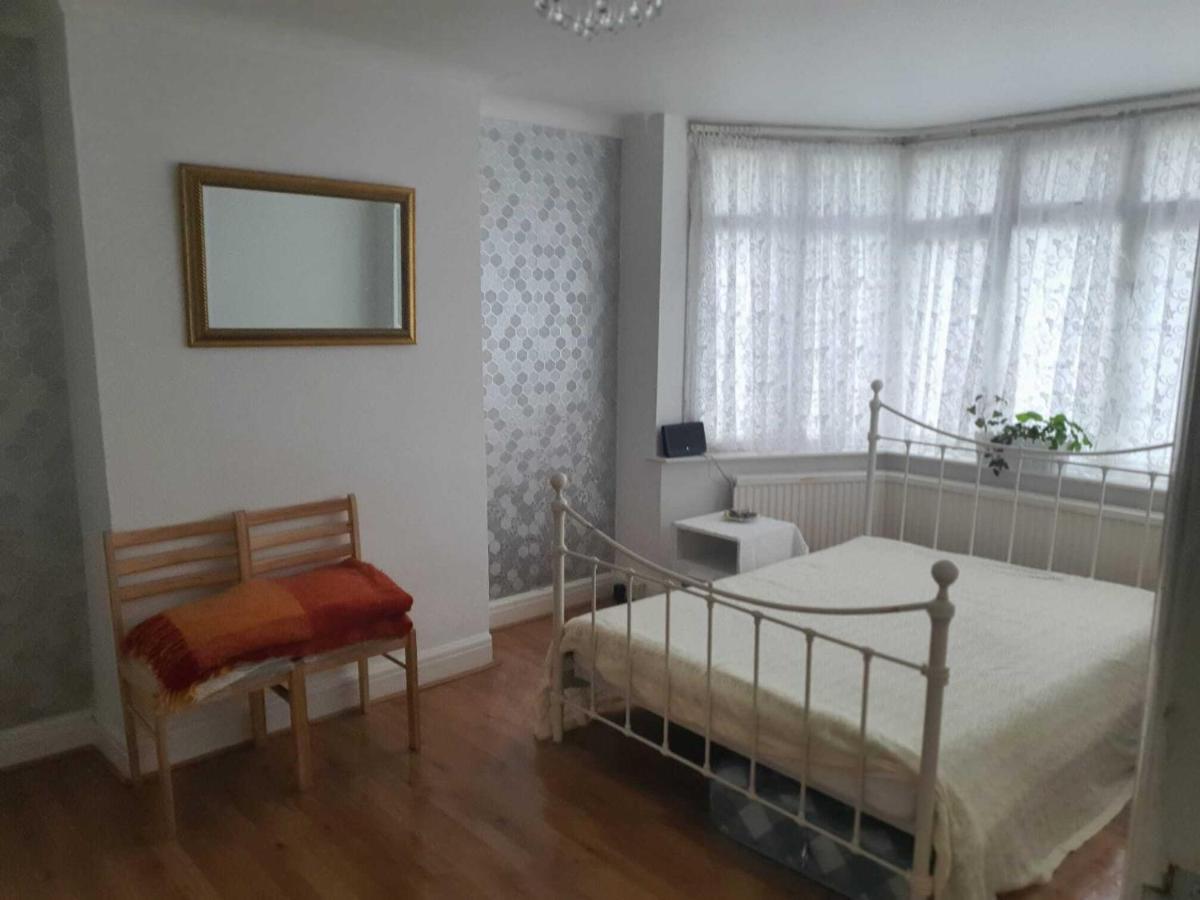 Grey Double Bedroom Лондон Экстерьер фото